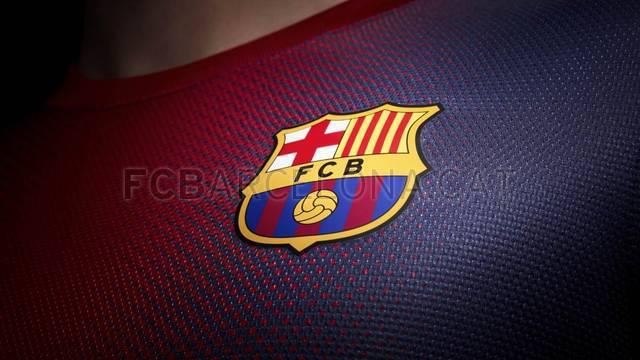 Mẫu áo sân nhà và sân khách của Barca đều được thiết kế theo phong cách Gradient. Cụ thể, áo sân nhà Gradient theo chiều ngang từ lằn đỏ lớn ở giữa lan toả và mờ dần sang hai bên (như trong ảnh).